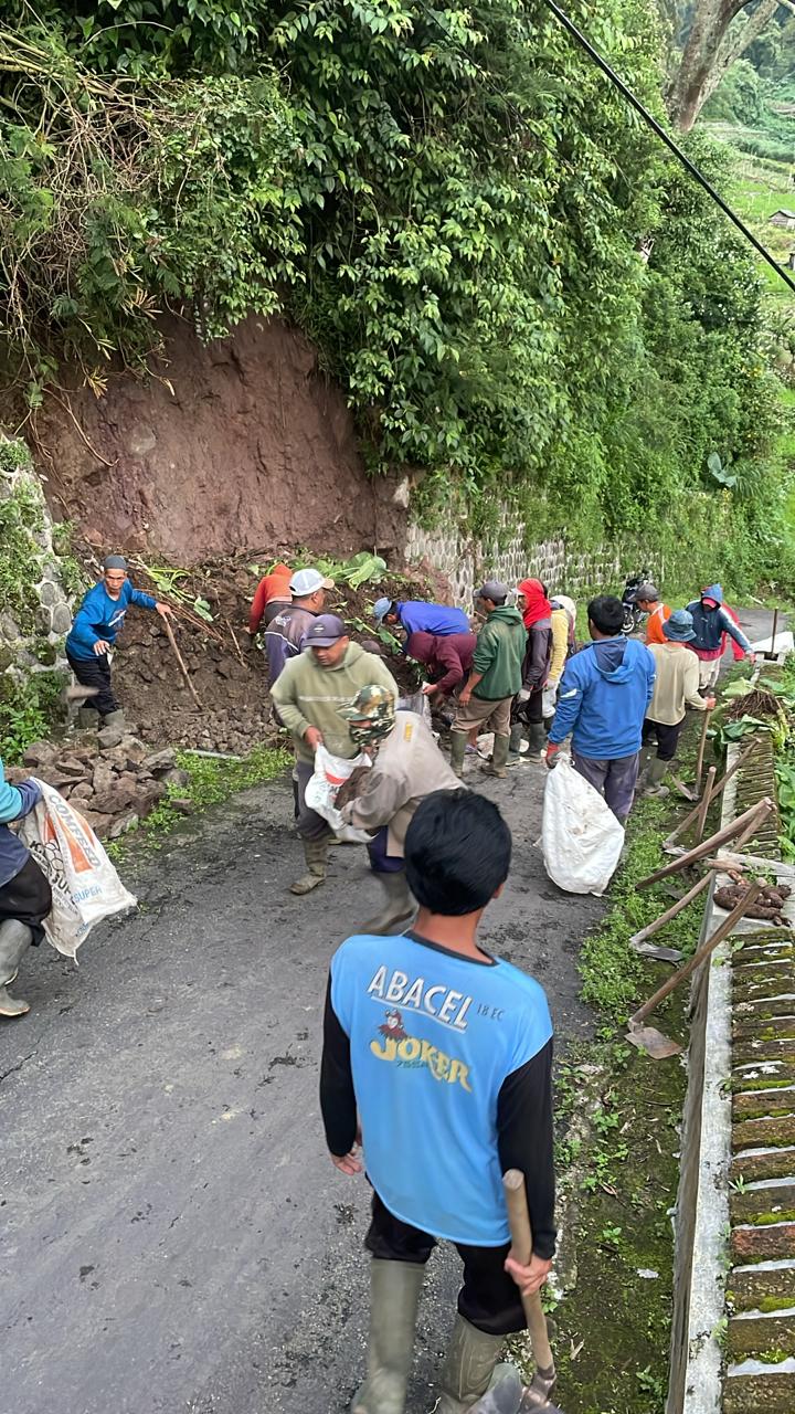 HUJAN CUKUP TINGGI, JALAN ALTERNATIF KE TELAGA SARANGAN VIA NGANCAR LONGSOR